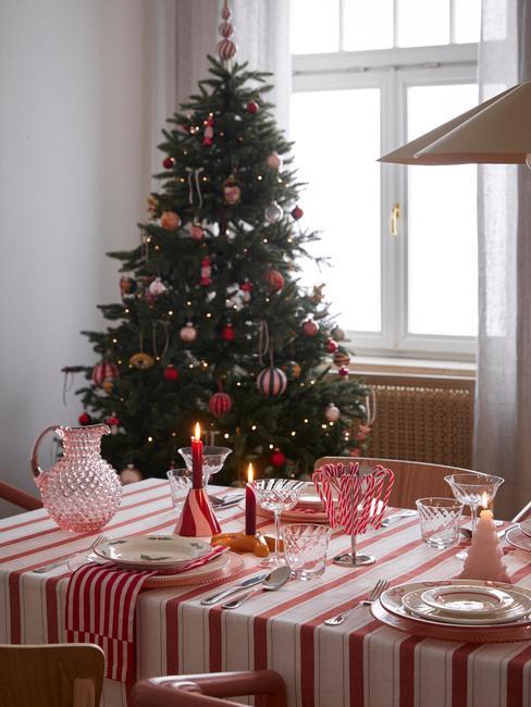 idée déco de sapin de Noël style pop rouge et blanc