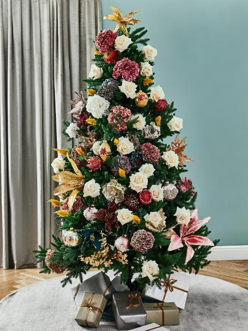 idée déco de sapin Noël romantique avec grosses fleurs artificielles