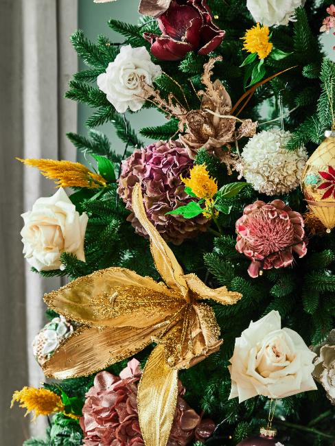 grosses artificielles colorés et dorées sur un sapin de Noël