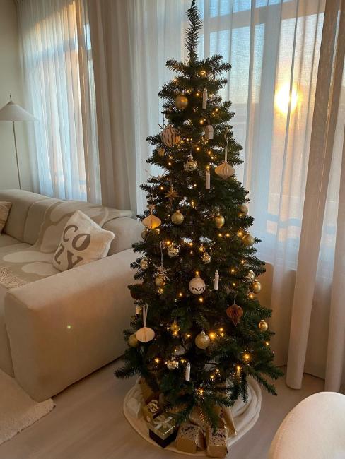 sapin artificiel décoré en blanc et doré