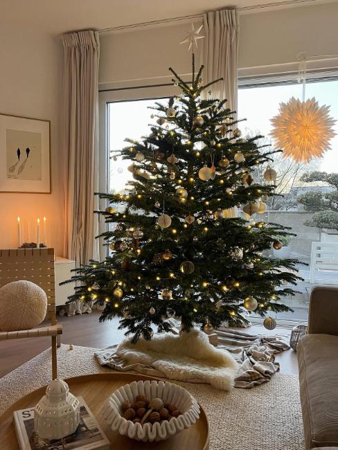 idée déco de sapin de Noël avec peau de mouton enveloppant la base