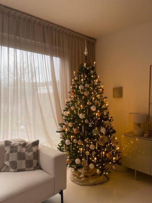 beau sapin de noël avec bougies à LED
