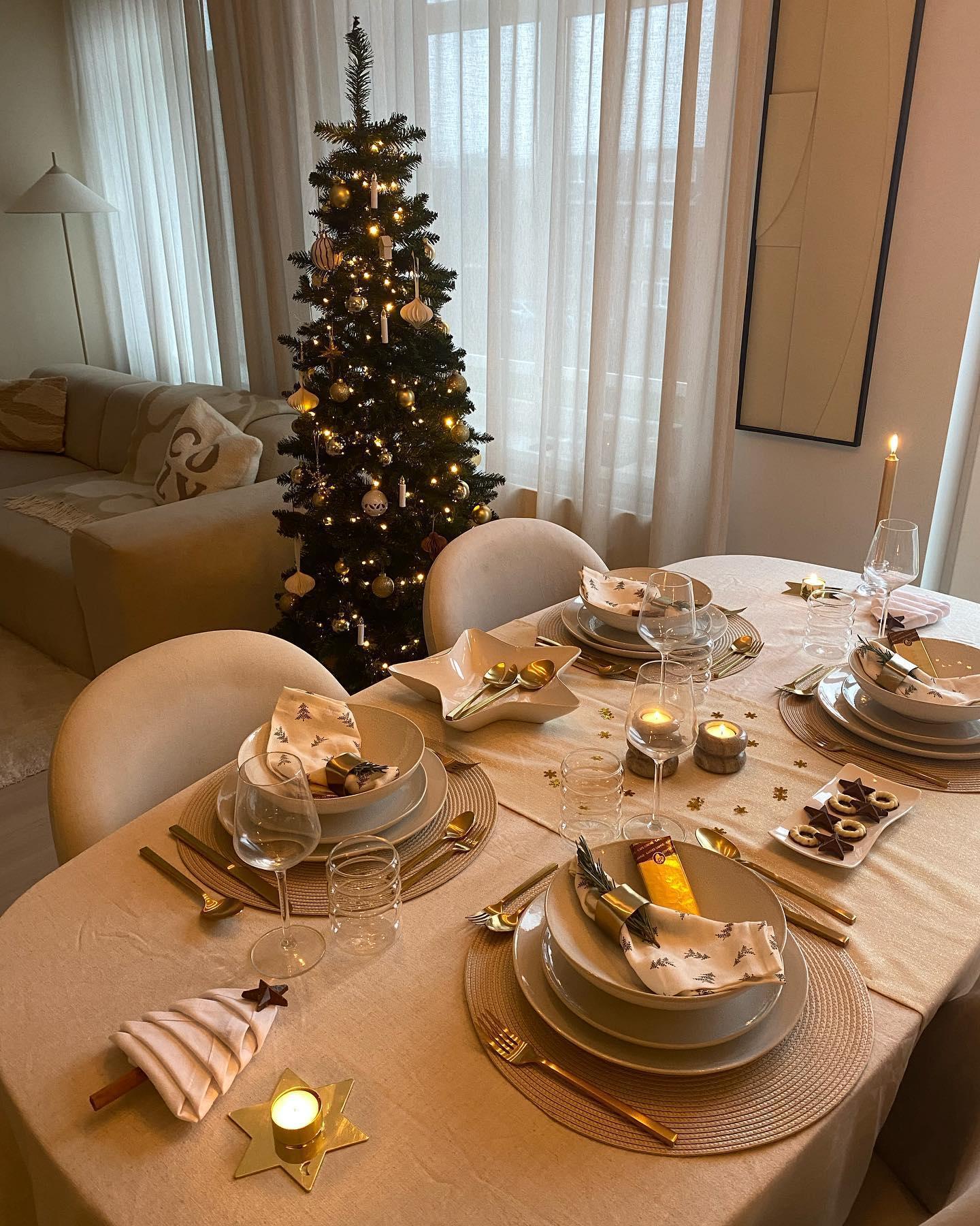 table de Noël chic et simple avec vaisselle beige et couverts dorés