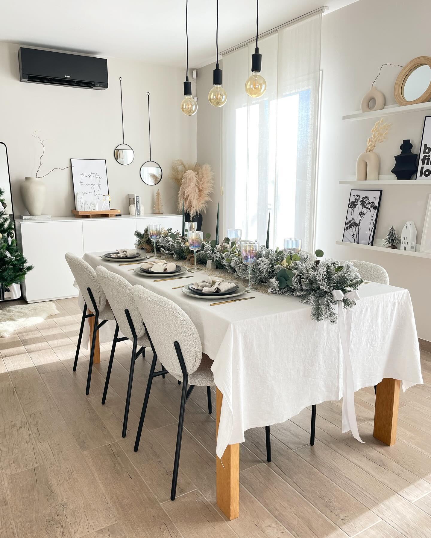 décoration de table de Noël blanche avec chemin de table en sapin enneigé