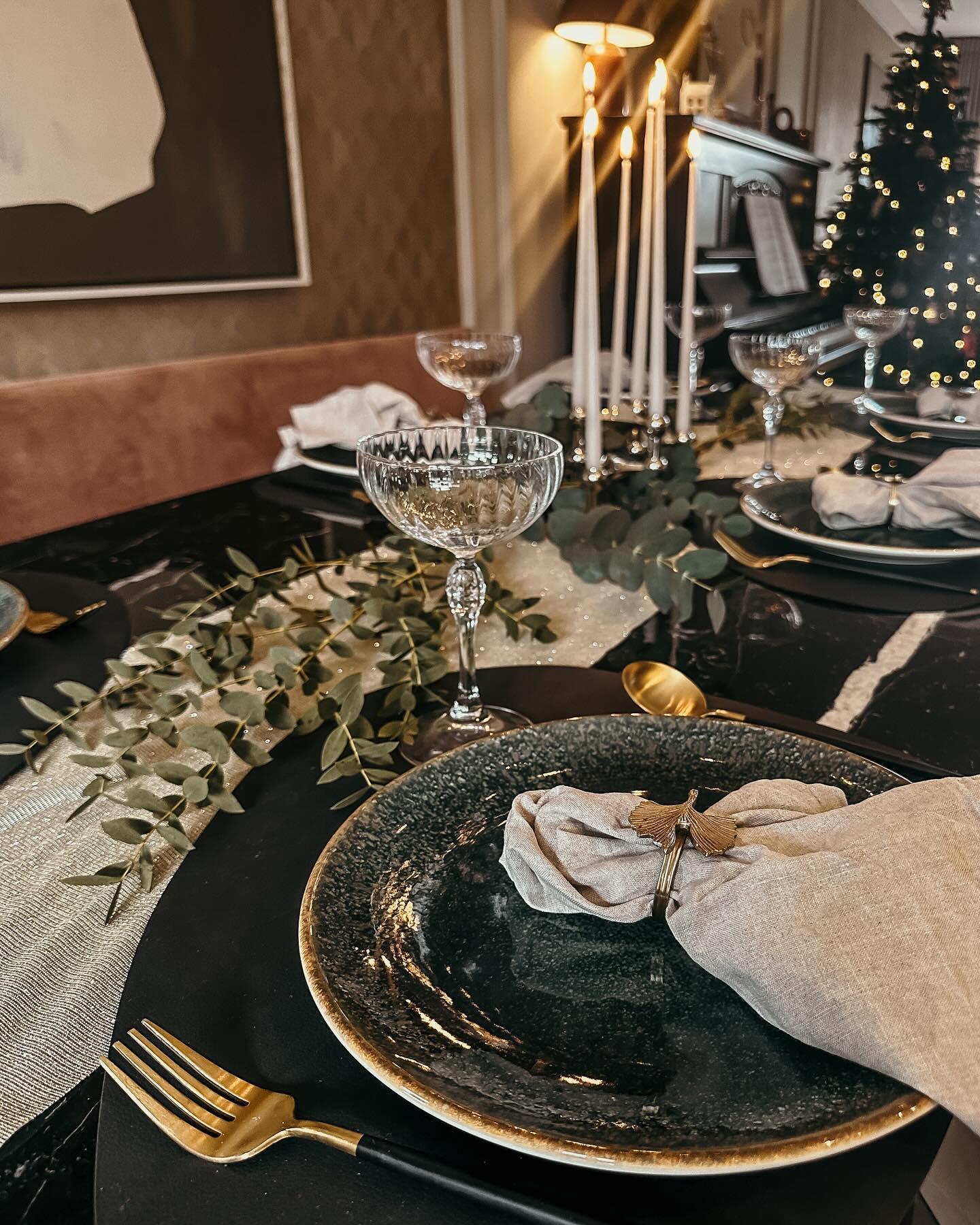 déco de table de Noël noire et dorée avec chemin de table végétal