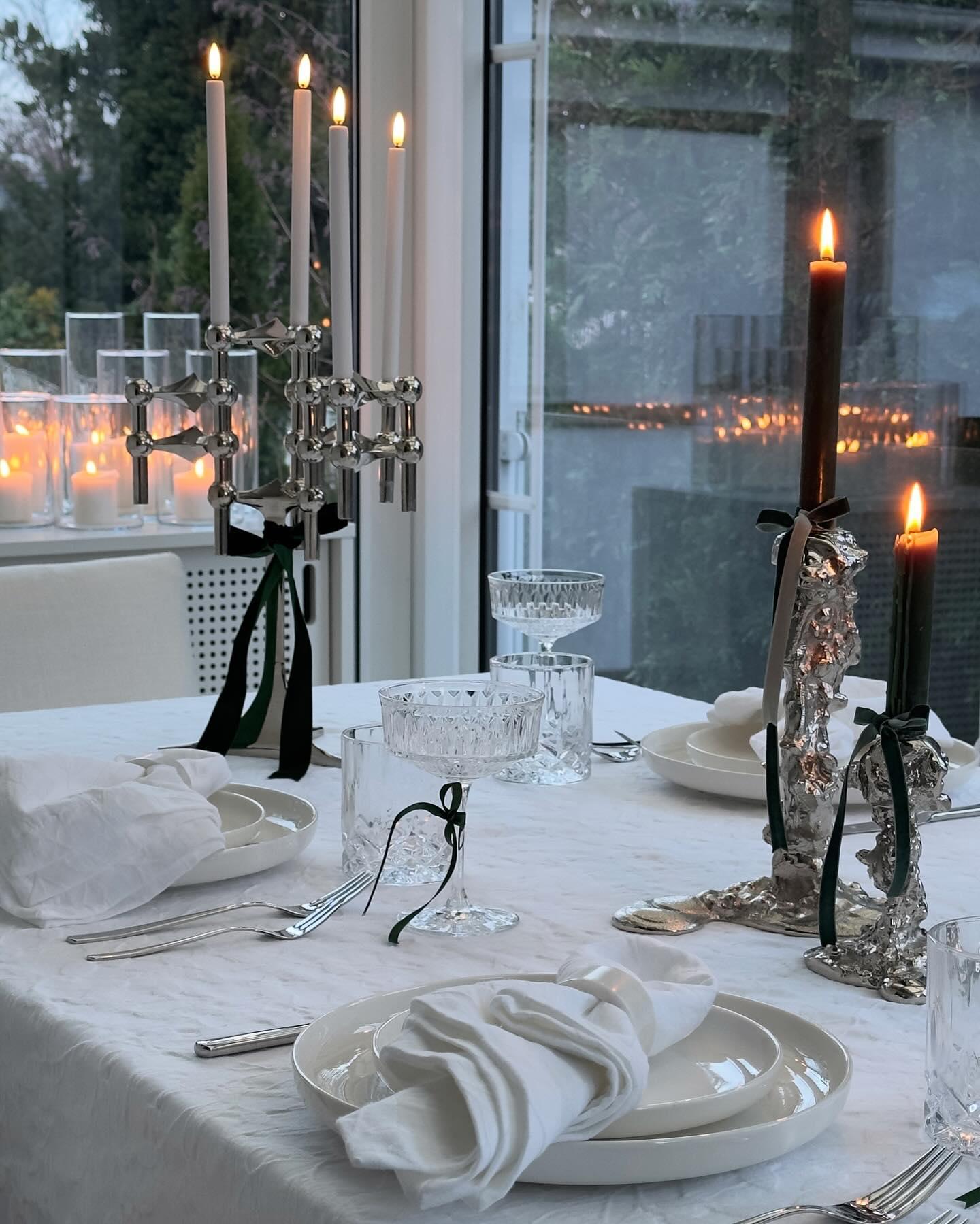 table blanche avec chandeliers design chromés et rubans noirs