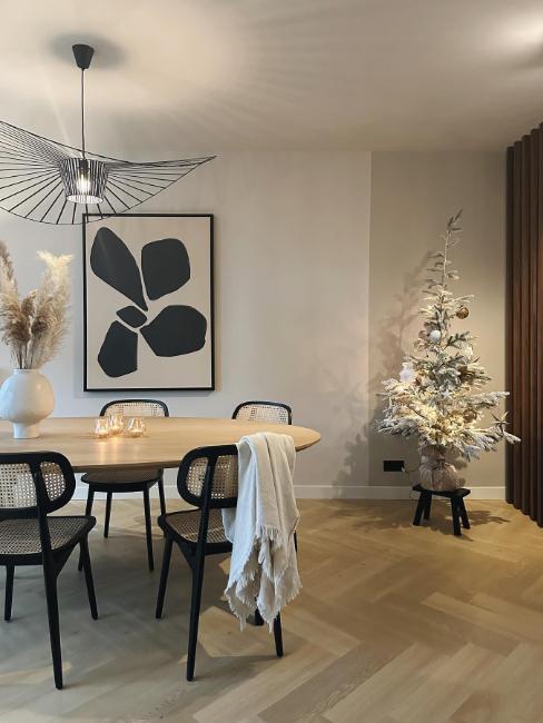 petit sapin de noël enneigé avec boules dorées