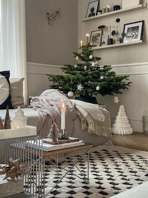 petit sapin de noël large avec petites décorations en papier blanc