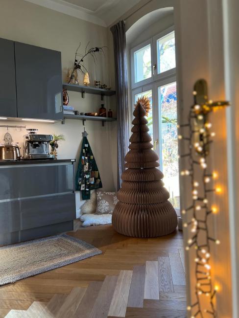 grand sapin en papier marron déplié