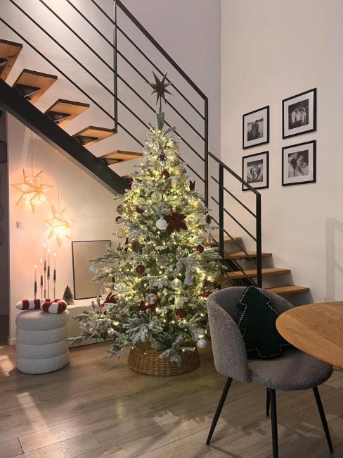 beau sapin de noël enneigé et illuminé