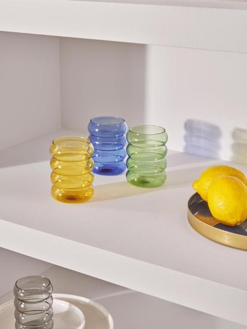 verres colorés aux formes ondulées