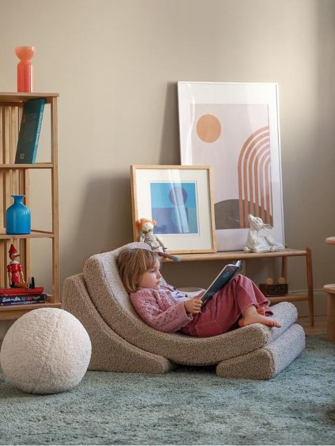 enfant lisant dans un fauteuil design en tissu bouclette