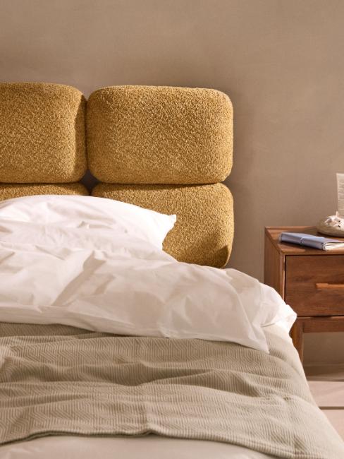 tête de lit jaune ocre