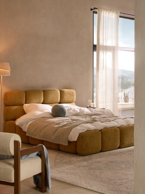 chambre avec lit jaune ocre