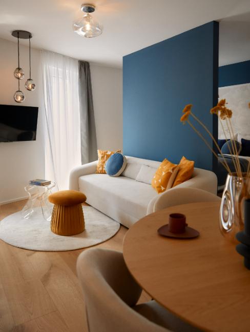 couleur tendance 2025 pan de mur bleu pétrole et déco jaune