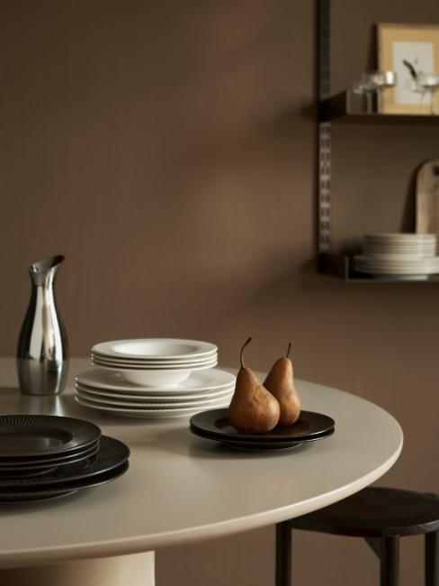 salle à manger moderne au mur marron tendance