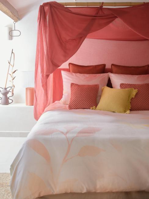 tendance couleur chambre 2025 avec linge couleur corail
