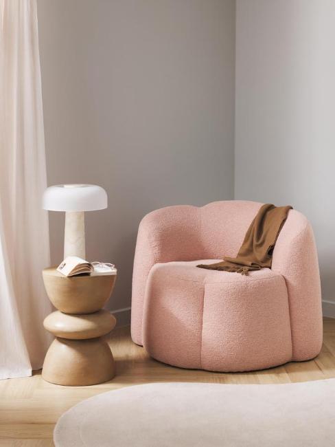 coin lecture avec fauteuil design rose et aux murs gris clair