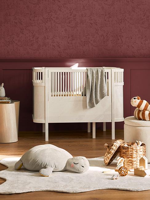 chambre d'enfant avec peinture et papier peint tendance rouge bordeaux rubis