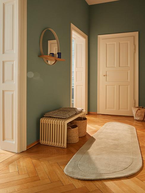 couloir aux murs peints en vert d'eau