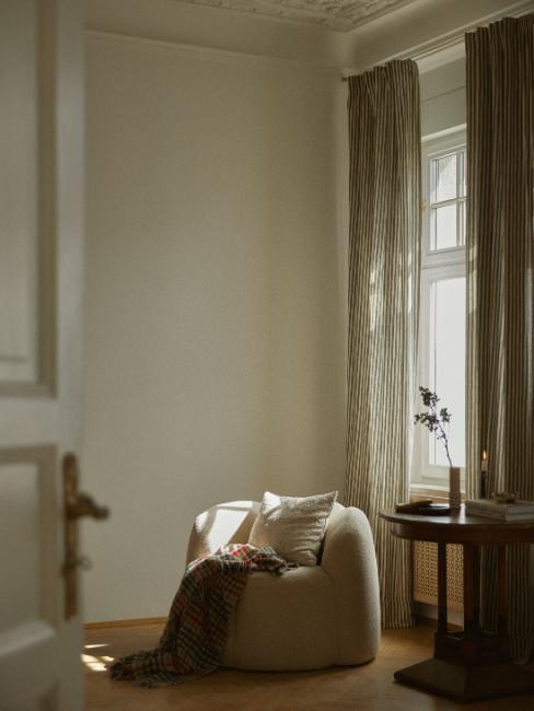pièce avec fauteuil dans la tendance déco 2025
