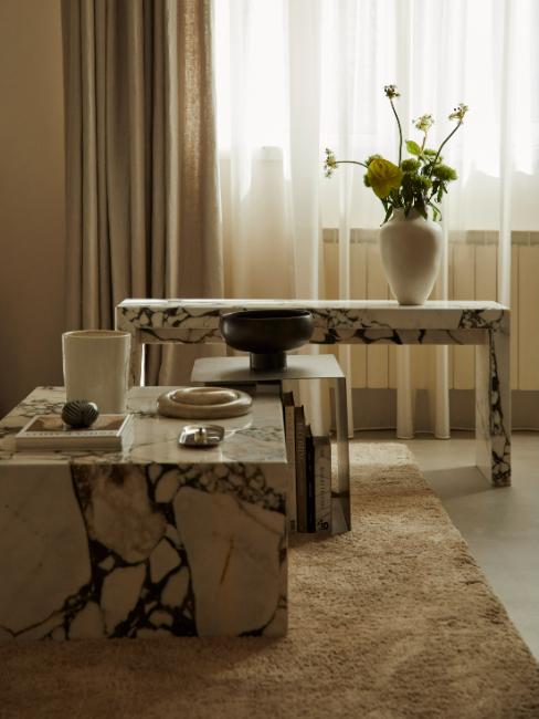 tendance déco 2025 dans un salon avec tables en marbre calacatta