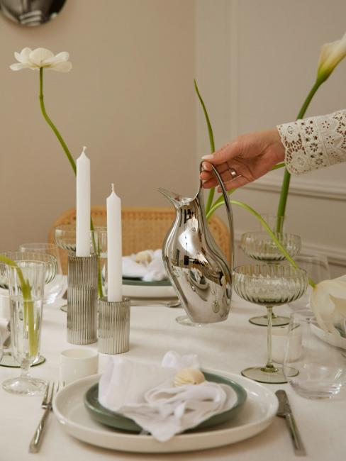 pichet en métal chromé et aux formes fluides