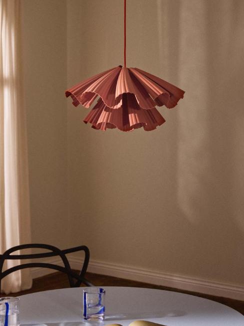 suspension faite à l'imprimante 3D rouge brique