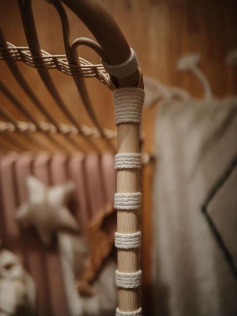 gros plan sur structure en osier et cordes en coton