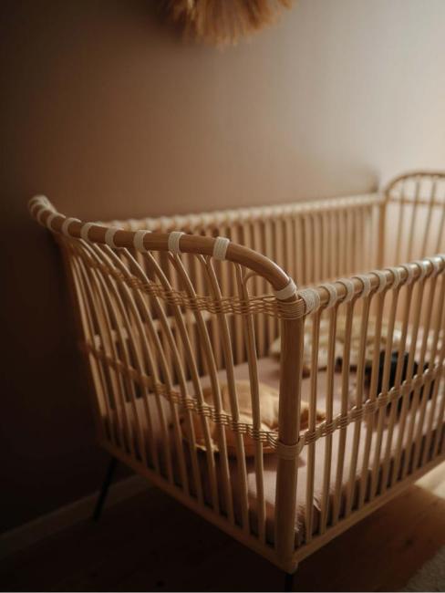 lit de bébé en osier fixé avec des cordes de coton