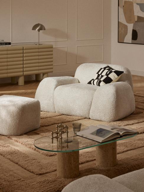 fauteuil blanc crème aux formes organiques