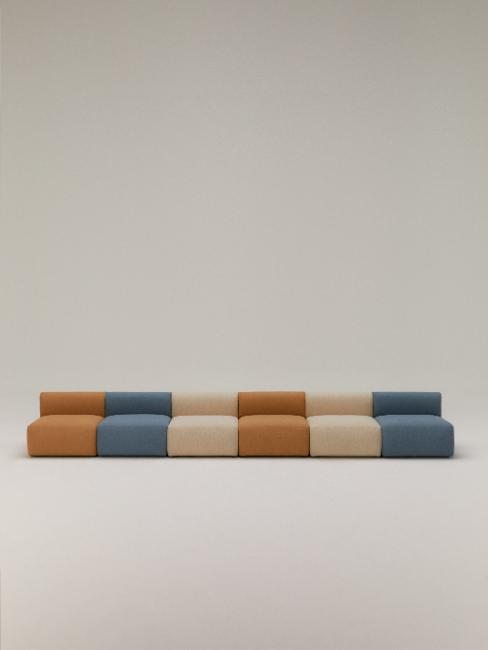 canapé modulable combinant des modules blancs, bleus et marron