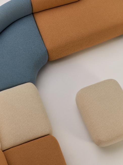 canapé d'angle modulable alternant les modules de couleur beige, bleu et marron