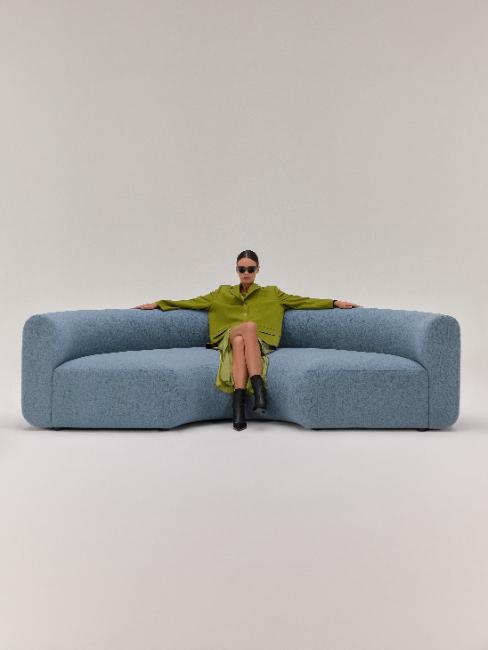 femme assise sur petit canapé panoramique bleu