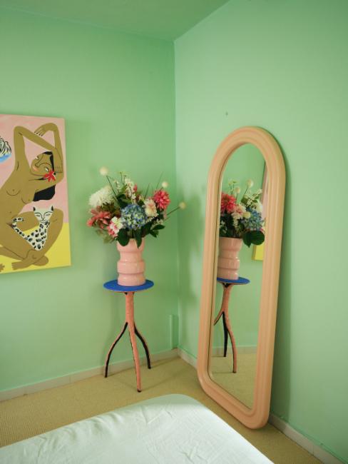 murs couleur vert d'eau et objets déco couleur pêche