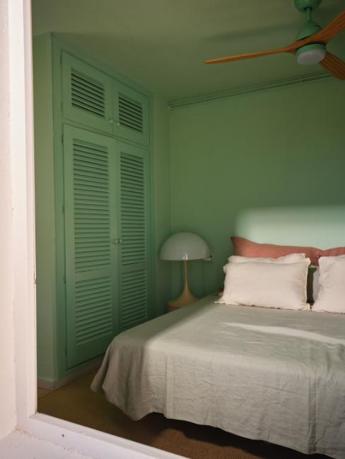 chambre aux murs peints dans la couleur tendance 2025 vert d'eau