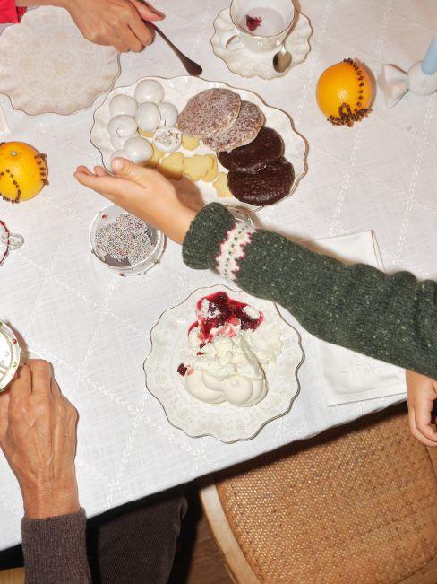 table de noël simple, nappe blanche et décos faciles pour enfant