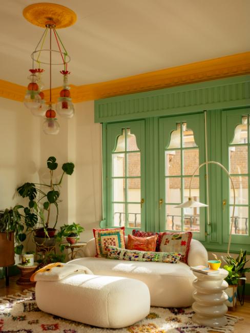 salon maximaliste avec fenêtres peintes dans la couleur tendance 2025 vert d'eau