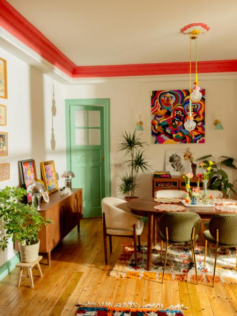 salle à manger avec porte peinte en vert d'eau et moulures en rose corail