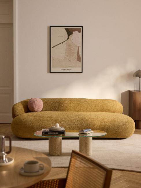 canapé haricot ocre dans salon tendance 2025
