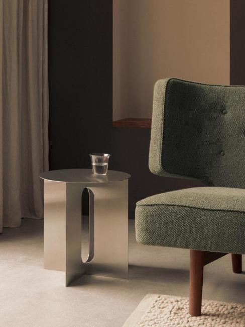 table d'appoint en acier brossé dans la tendance déco 2025