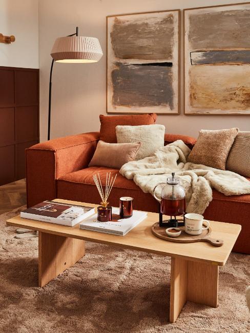décoration d'automne avec canapé terracotta et coussins en fausse fourrure