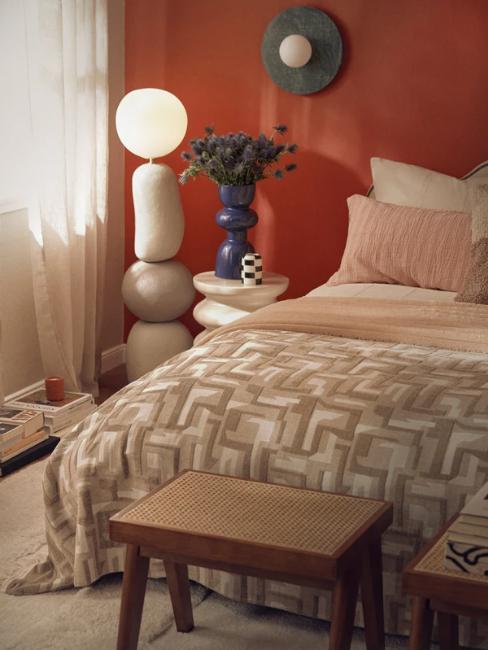 chambre ado fille moderne aux murs terracotta et lampe aux formes organiques