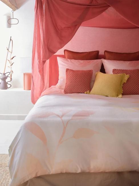 chambre ado fille avec baldaquin et linge de lit couleur corail