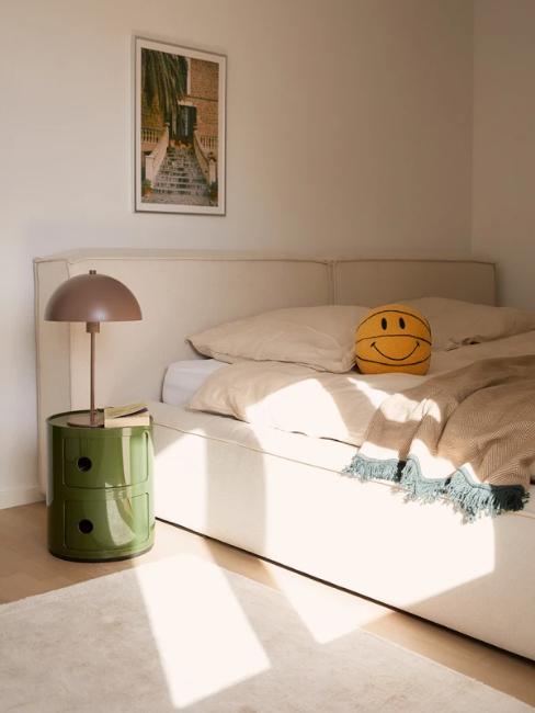 chambre ado garçon avec table de chevet vert kaki et coussin boule original