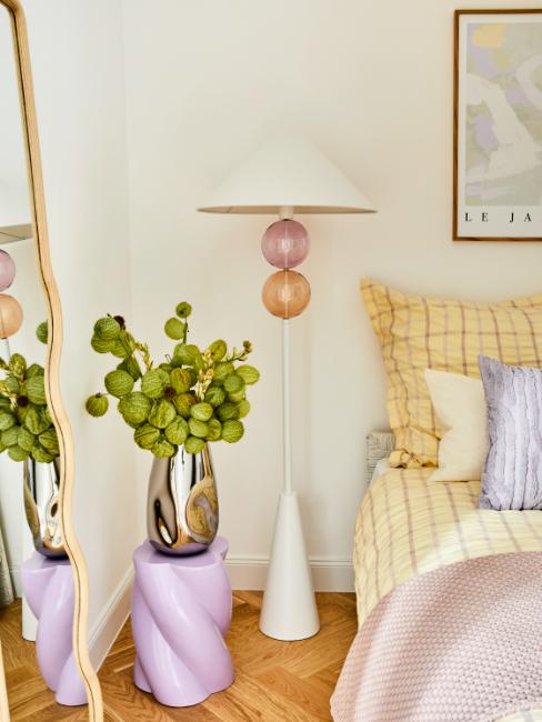 chambre ado fille avec lampadaire moderne, table d'appoint mauve et vase chromé