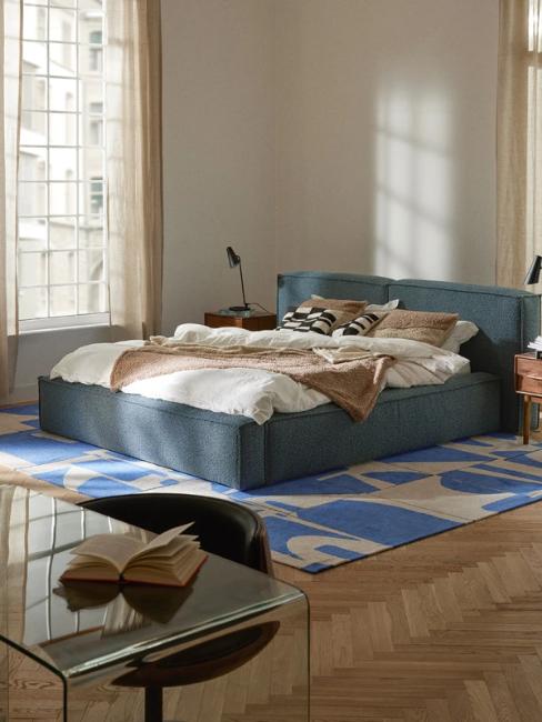 chambre ado garçon avec lit double bleu gris et tapis à motifs bleus