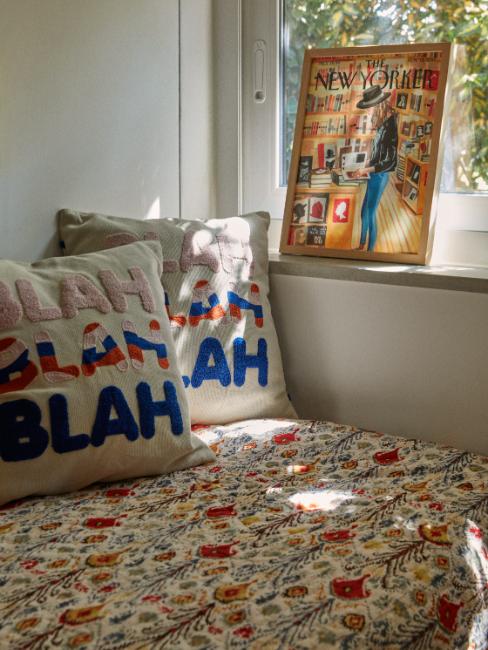 coussins à motifs drôles sur un lit