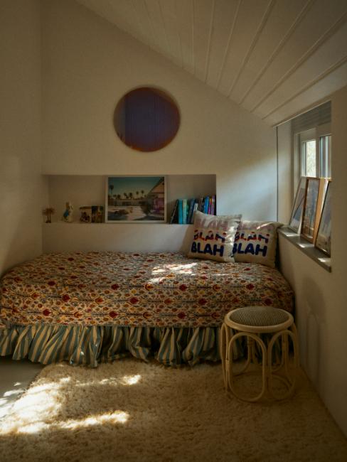 chambre ado fille avec linge de lit et coussins à motifs originaux