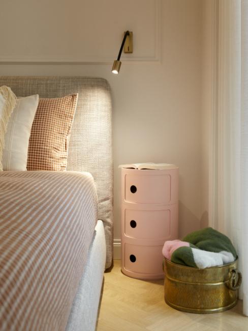 table de chevet componibili rose et applique murale